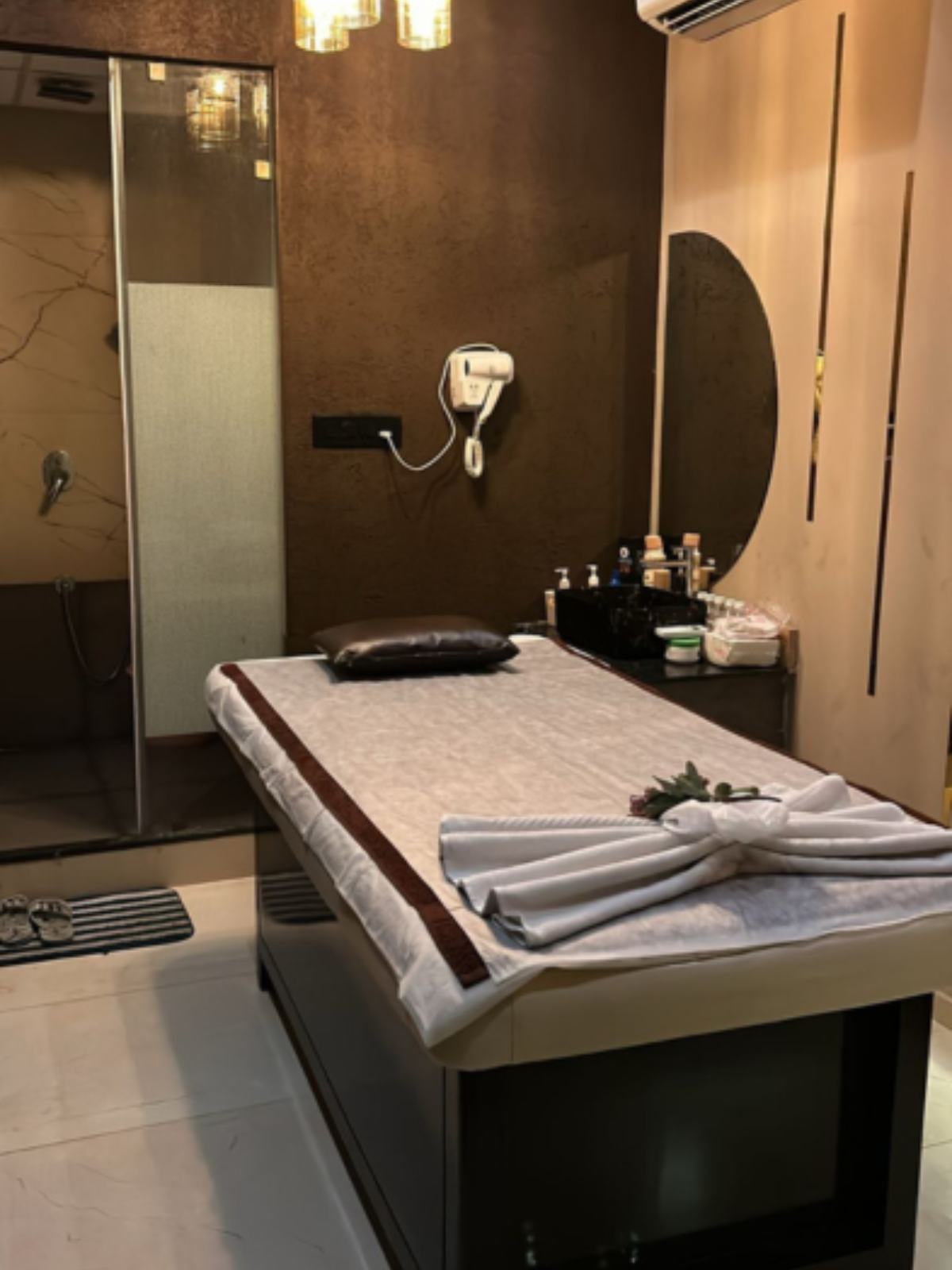 Modern spa room at Detox Body Spawith soft lighting and comfortable massage tables